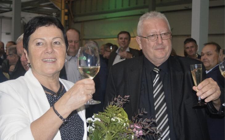 Josef Mojžíš s manželkou během slavnostního přípitku u příležitosti otevření nové výrobní linky v roce 2019