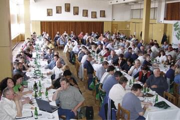 Zaplněný sál ve Větrném Jeníkově (2004) Zaplněný sál ve Větrném Jeníkově (2004)