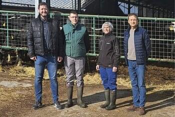 Zľava: predseda PD Ing. P. Levársky, zootechnik Ing. M. Hlavatý, vedúca chovu HD Ľ. Boledovičová, poradca v chove Ing. Ľ. Guspan.