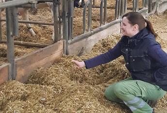 Zootechnička Ing. Lenka Hutařová na porodně krav