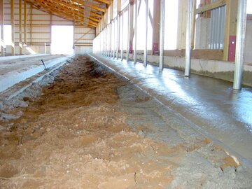 Stlané boxové lože s betonovou hrudní opěrkou Stlané boxové lože s betonovou hrudní opěrkou