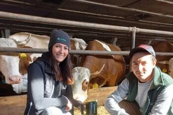 Na snímku specialistka výživy skotu ing. Nikola Pluhařová společně s hlavním zootechnikem panem Ladislavem Oubrechtem