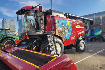 Kombajn na sklizeň obilovin s obrázkem kazašského válečníka