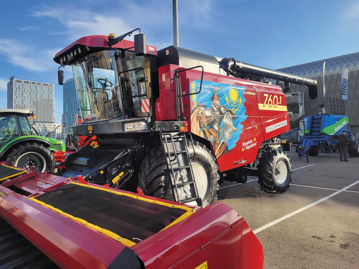 Kombajn na sklizeň obilovin s obrázkem kazašského válečníka