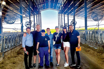 Na rodinné farmě s jedním z majitelů, jejich výživovým poradcem a zástupci firmy Kemin.