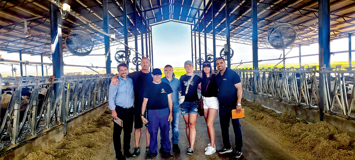 Na rodinné farmě s jedním z majitelů, jejich výživovým poradcem a zástupci firmy Kemin.