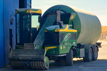 Krmný vůz s otočným uzavřeným bubnem