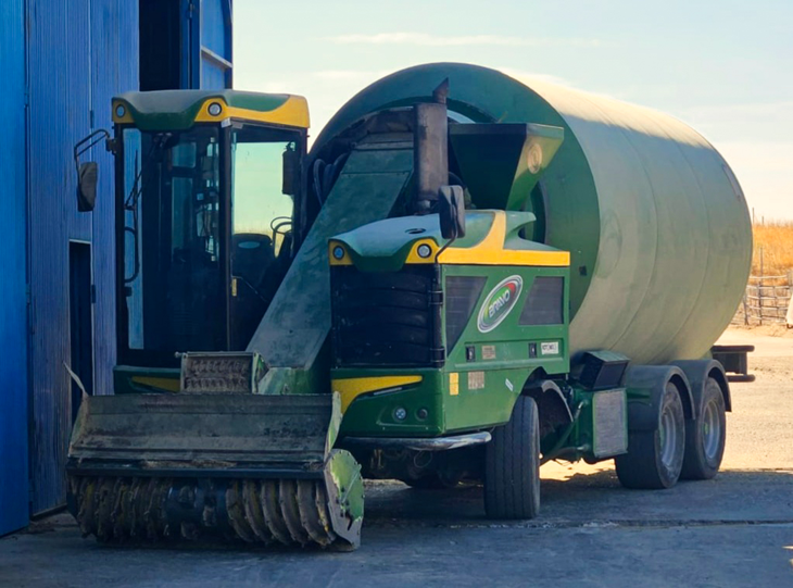 Krmný vůz s otočným uzavřeným bubnem