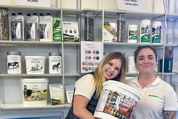 Nový produkt VIT.AMINO.MIN Senior Care pomáhala představit influencerka Bára (vlevo) a produktová manažerka pro koně Ing. Denisa Vodseďálková (vpravo)