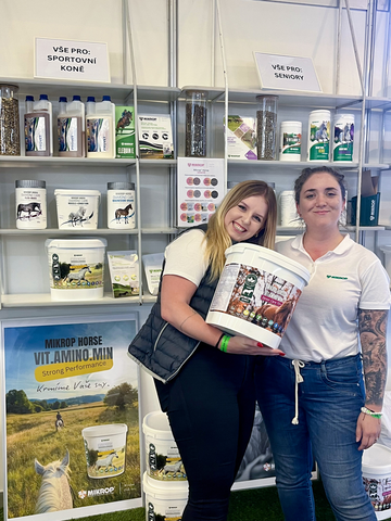 Nový produkt VIT.AMINO.MIN Senior Care pomáhala představit influencerka Bára (vlevo) a produktová manažerka pro koně Ing. Denisa Vodseďálková (vpravo)