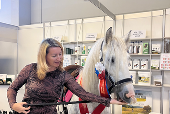 Šampionka výstavy plemene Irský Cob s hrdou majitelkou paní Trnkovou z chovatelské stanice Carpe Diem. Díky spolupráci vznikly granule určené speciálně pro toto plemeno.